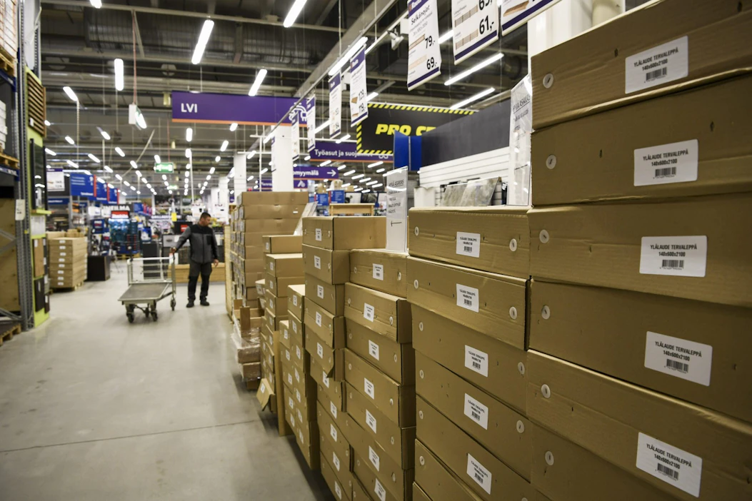 Remontoijia saattaa mietityttää, miten erilaisten remonttituotteiden tai -tarvikkeiden hinnat mahdollisesti kehittyvät lähikuukausina. LEHTIKUVA / EMMI KORHONEN.