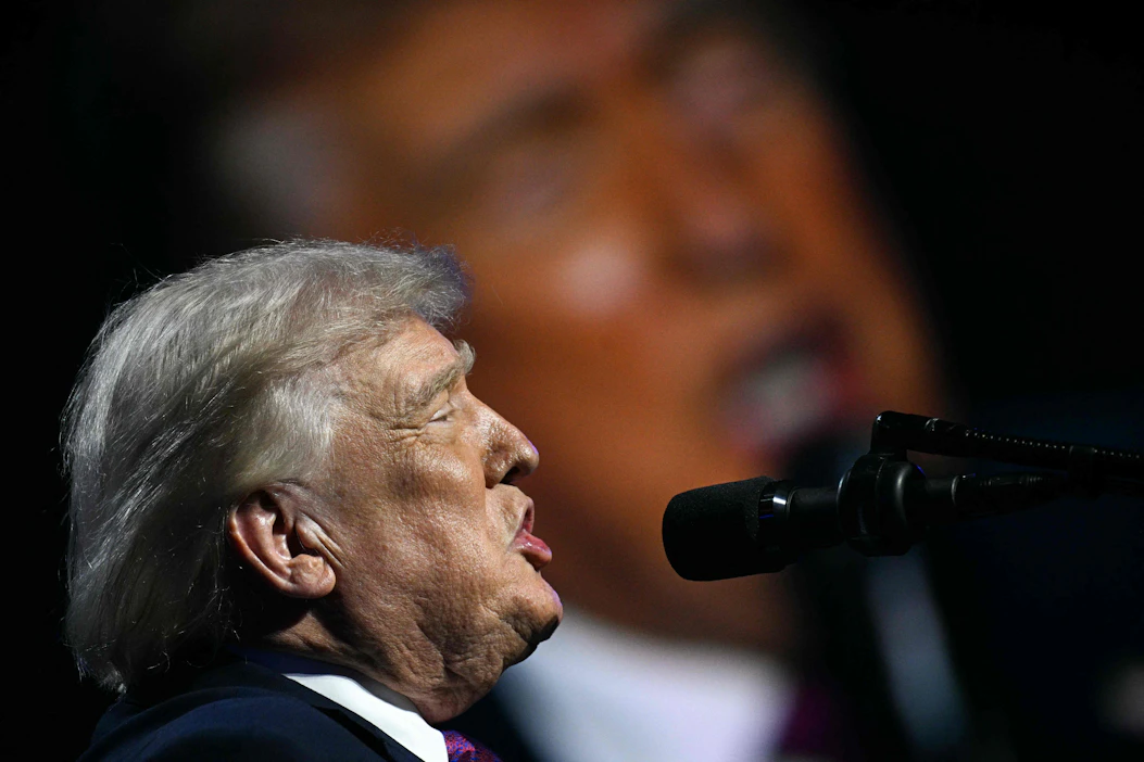 Yhdysvaltain presidentin Donald Trumpin mukaan Yhdysvallat aikoo Iranin kanssa kaivaa maasta rikastetun uraanin, joka hautautui Yhdysvaltain viime vuonna Iraniin tekemissä iskuissa. AFP/LEHTIKUVA.