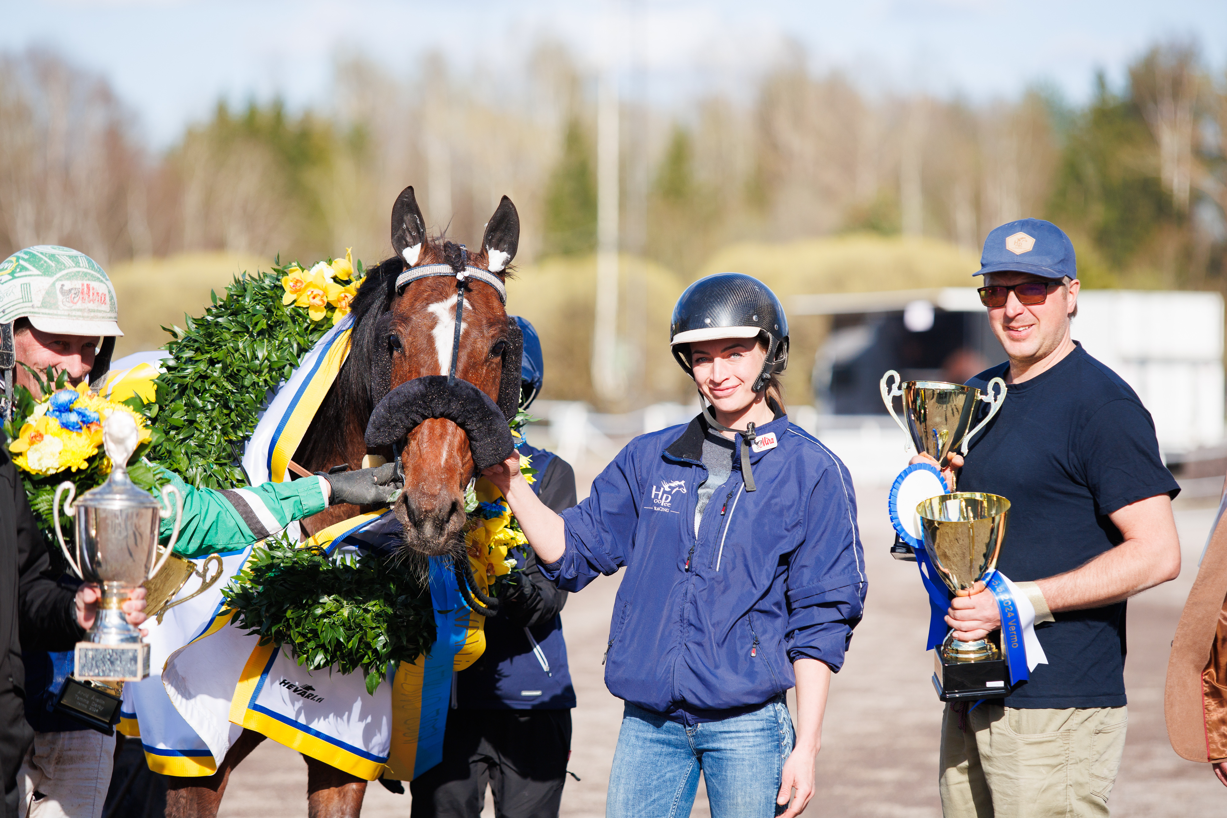 Ava Di Alessia on yksi Express Duon jälkeläisistä joiden kanssa Karin Vahesalu on päässyt voittajaesittelyyn. Kuvassa myös valmentaja Hannu-Pekka Korpi (oik.) ja Ari Moilanen juhlimassa Arvid Åvallin Tammaderbyn voittoa tämän vuoden Finlandia-lauantaina.