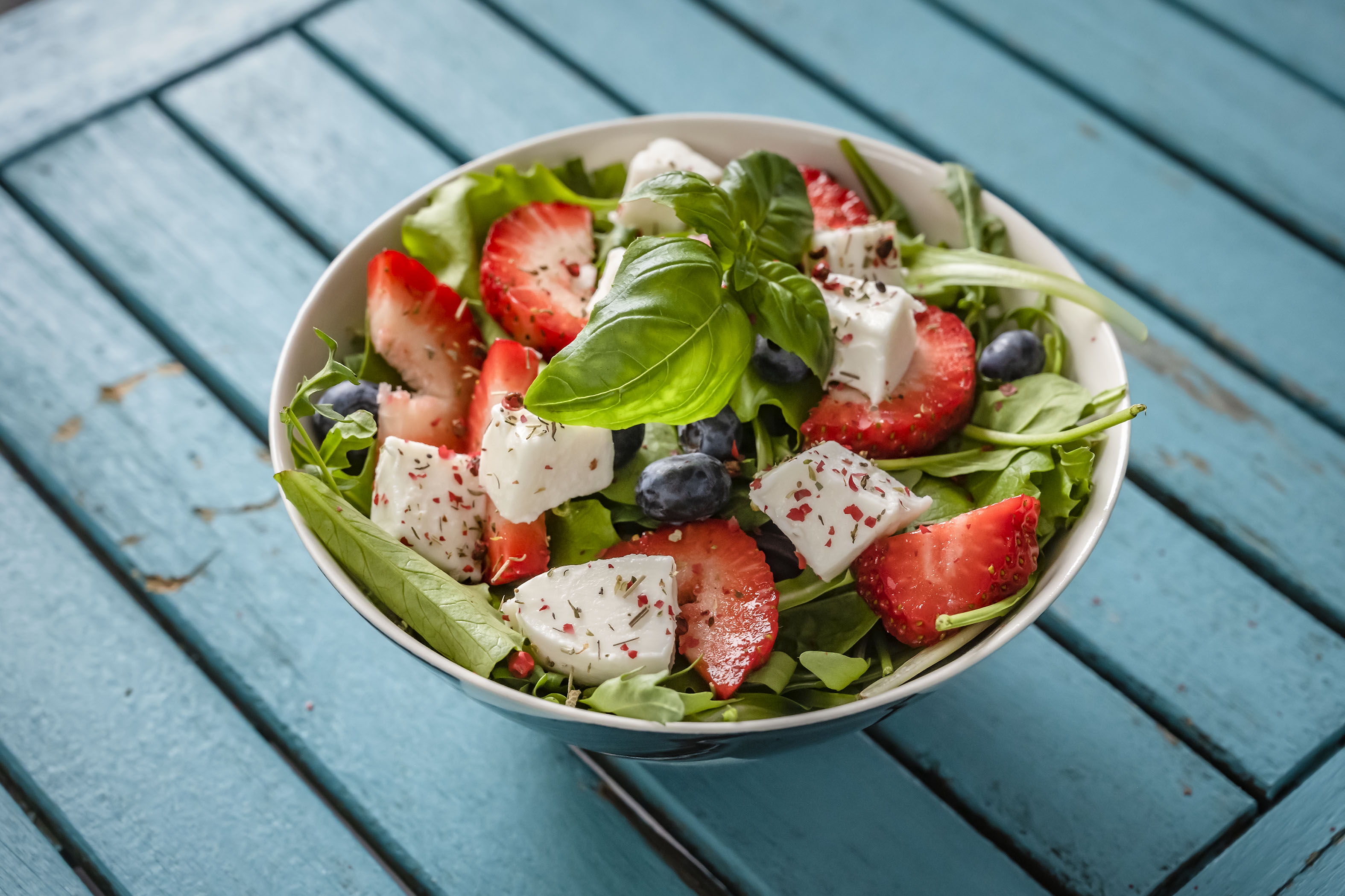 Vuohenjuustosalaatti käy pääruoan lisukkeeksi tai lounaaksi sellaisenaan.