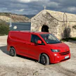 Volkswagen Transporter T7 ottaa muotoilussaan askeleen entiseen aiempaa pyöreämmillä muodoilla. Auton kokonaiskorkeus jää 1 959 mm, joten se mahtuu kaikkiin parkkihalleihin.