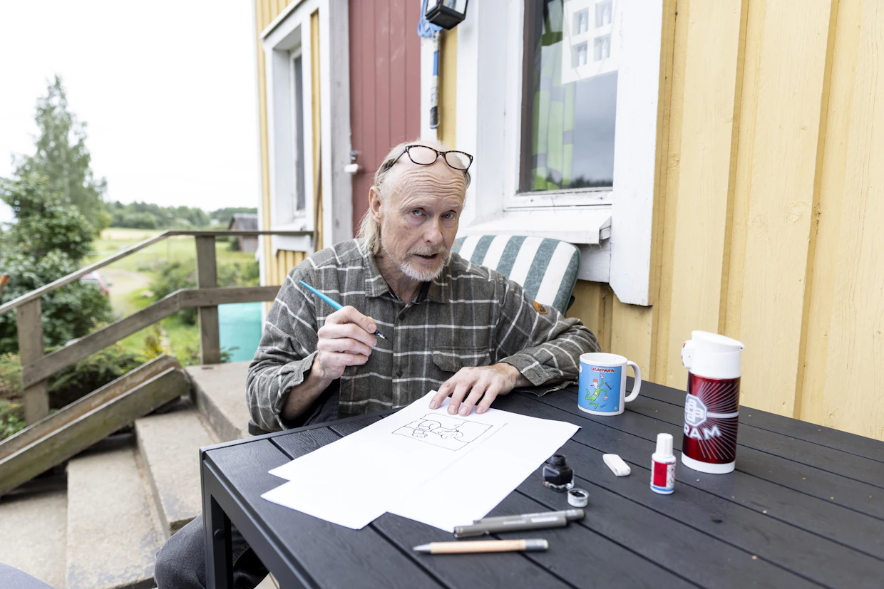 Jukka Tilsa piirtää edelleen sarjakuvia perinteisellä mustekynällä. Värityksen hän tekee tietokoneen ruudulla.