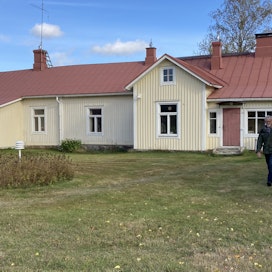 Helenelundin talo on rakennettu 1800-luvulla ja siellä on myös kaakeliuuneja, joita Mikael Helenelund on nyt alkanut lämmittää. Pellettilämpökeskus rakennettiin pihapiirissä olevaan toiseen taloon, ja sillä lämpiää tämä päärakennus ja kummankin talon vedet. 