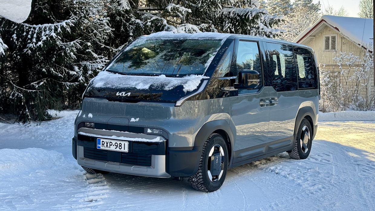 Uusista pakettiautoista 96 prosenttia ja henkilöautoistakin lähes puolet menee yrityksille.