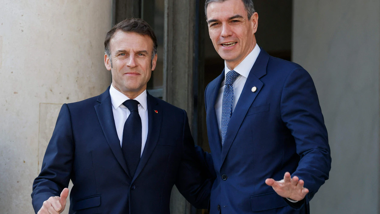 Espanjan pääministeri Pedro Sanchez (oik.) ilmaisi tukensa Ranskan päätökselle tunnustaa Palestiinan valtio. Ranskan presidentti Emmanuel Macron ilmoitti maansa aikeista torstai-iltana.