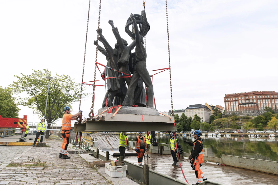 Tulevan raitiotien reitille osuva patsas sai lähtöpassit rakennustyömaan tieltä. LEHTIKUVA / RONI REKOMAA.