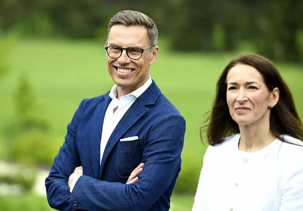 Presidentti Alexander Stubb ja puoliso Suzanne Innes-Stubb kuvattuna Kultarannassa Naantalissa 30. toukokuuta. LEHTIKUVA / Heikki Saukkomaa.
