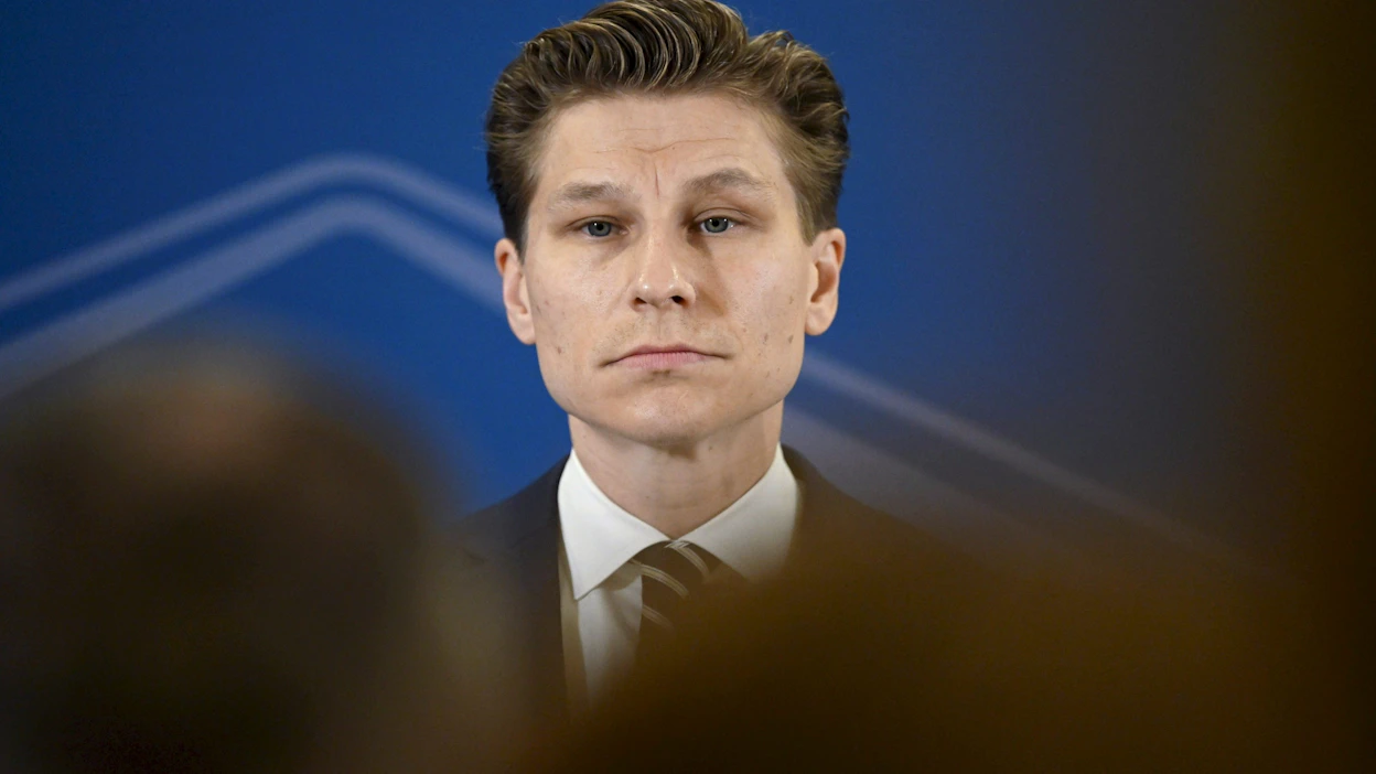 Puolustusministeri Antti Häkkäsen mukaan suomalaiset ovat ensisijaisesti itse valmiita puolustamaan maataan ja tätä tahtotilaa on vaalittava sukupolvien yli.