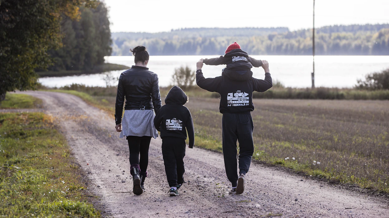 Noin joka kymmenes lapsi Suomessa kasvaa uusperheessä. Kuvan perhe ei liity juttuun.