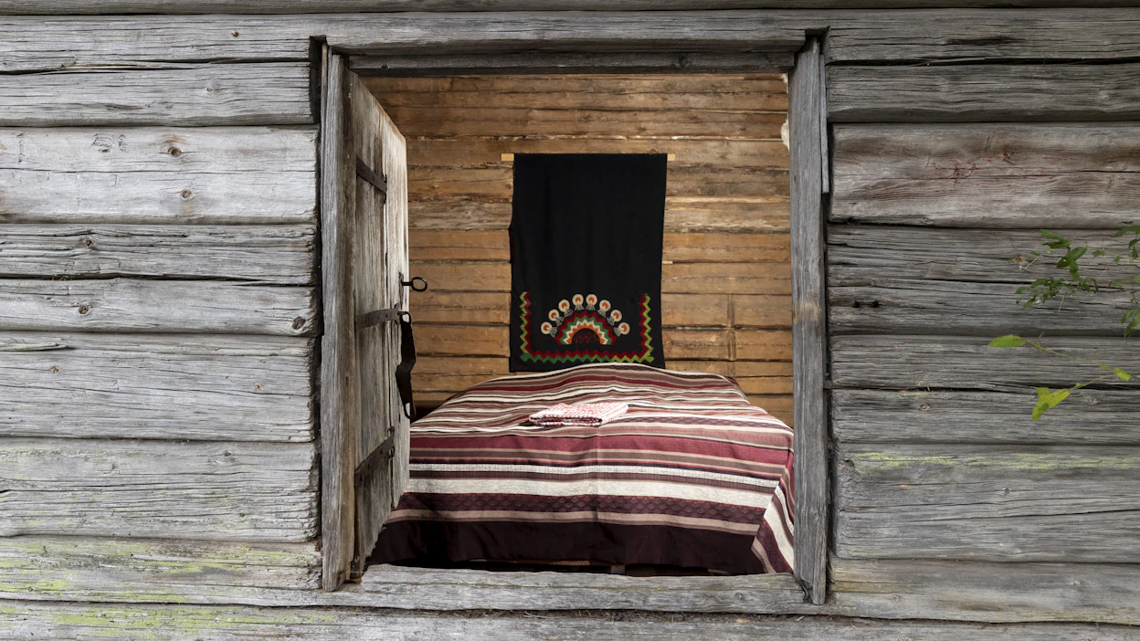 Miltä tuntuisi nukkua 1750-luvun hääaitassa tai olkipatjalla ilman juoksevaa vettä? Aika moni arvostaa nyt tällaista.