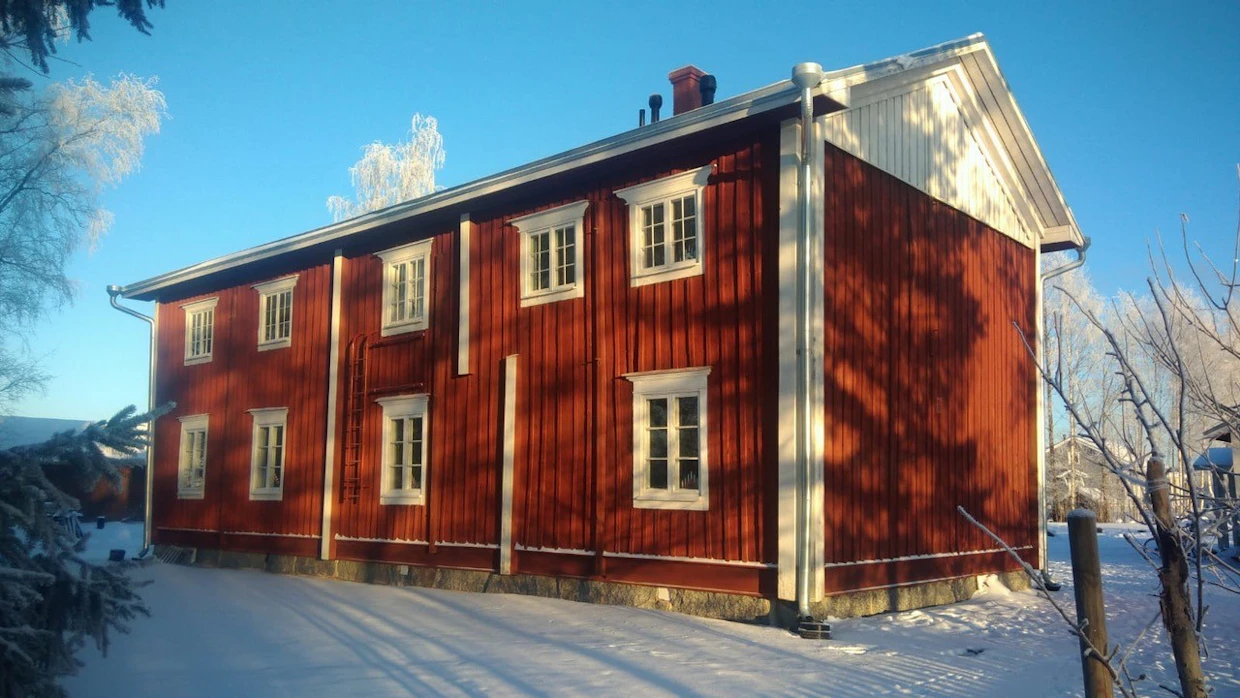 Matti Mäkelä siirsi suuren hirsitalonsa Jalasjärveltä Lapualle.