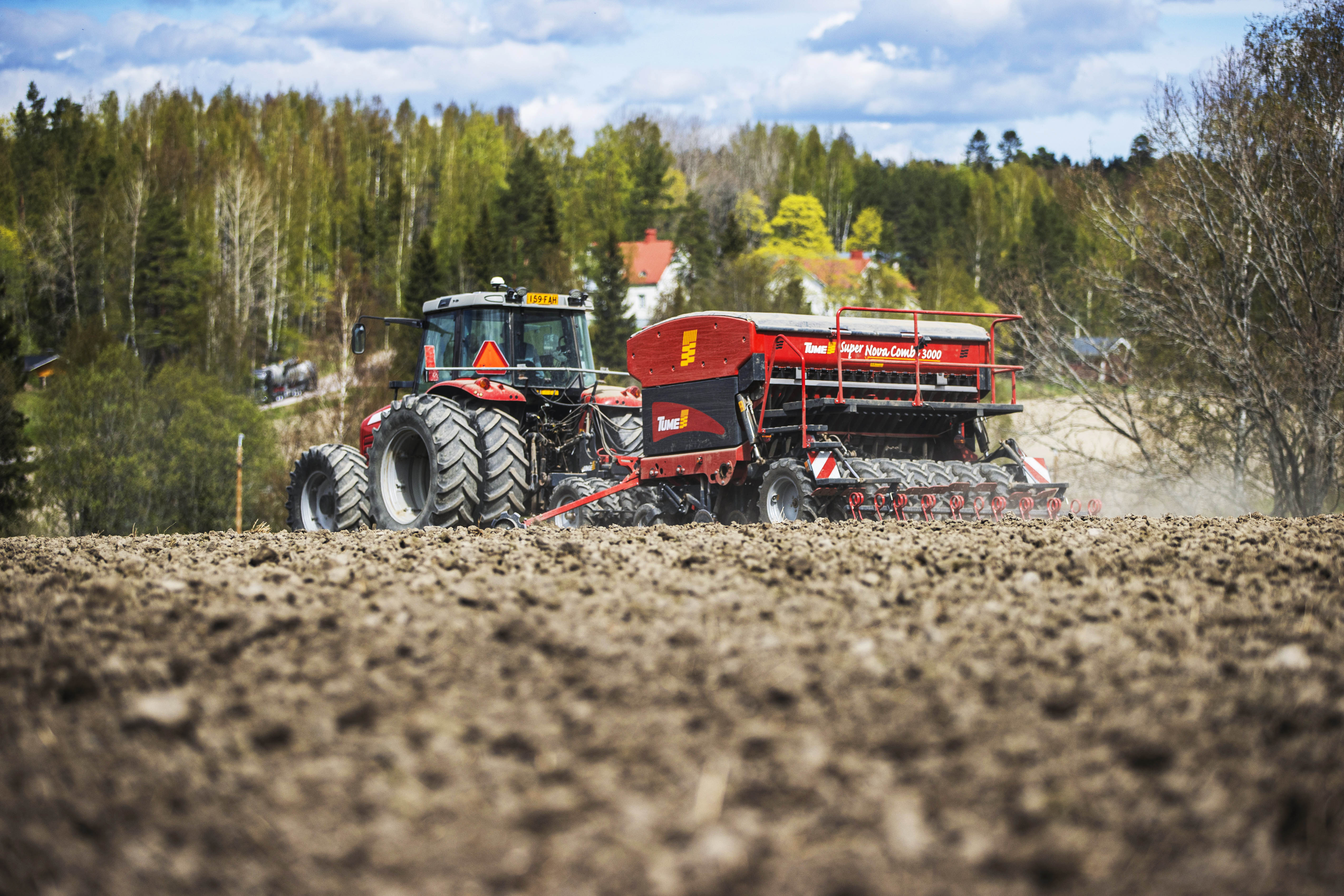 Maataloudessa iso osa menoista syntyy tuotantopanoksia, kuten siemeniä ja lannoitteita, ostettaessa mutta tuloa saadaan vasta, kun sato myydään. 