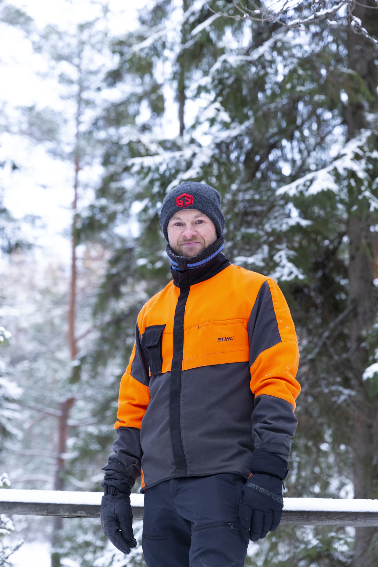 Tilan sukupolvenvaihdoksen myötä vaihtuivat myös työkalut. Visa Kiviharju on hankkinut raivaussahan, kaksi moottorisahaa, mönkijän ja metsäperäkärryn.