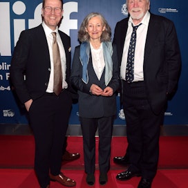 Elokuvaohjaaja Klaus Härö oli Dublinissa vastaanottamassa kansainvälisten elokuvajuhlien Best Irish Film- palkintoa. Kuvassa päänäyttelijät Bríd Brennan ja James Cosmo.
