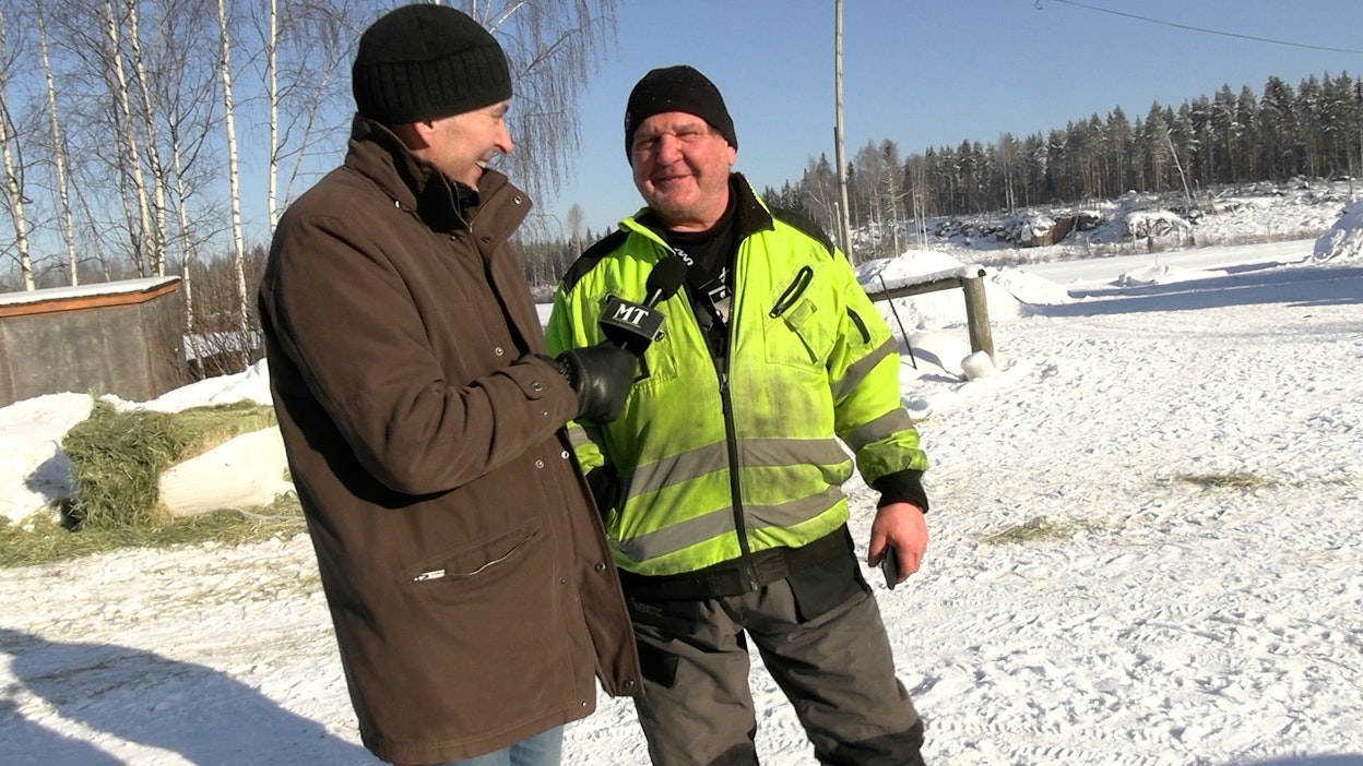 Juha Jokinen (vas.) haastattelee Pertti Niveriä sunnuntain ohjelmassa.