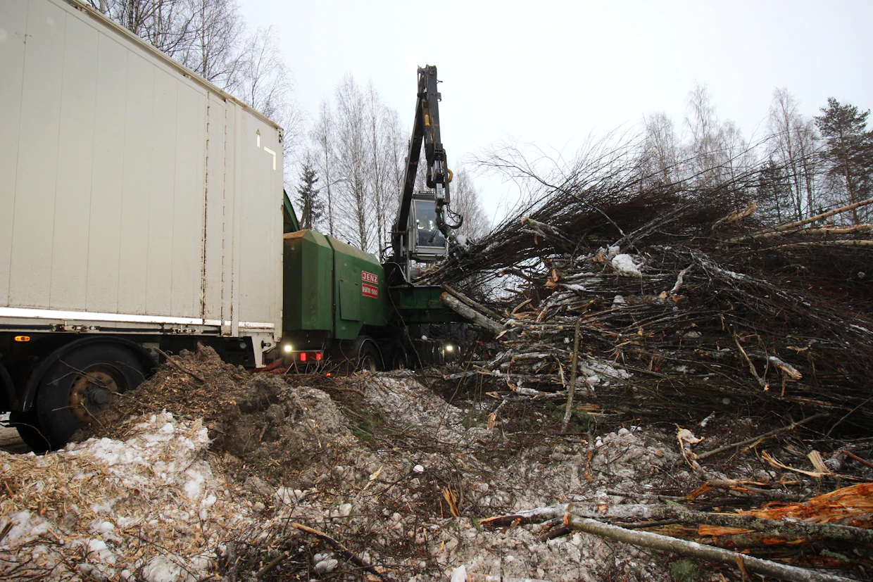 Joensuun Iiksenvaarassa haketettavana oli talvella korjattu kuivaamaton energiapuuerä.