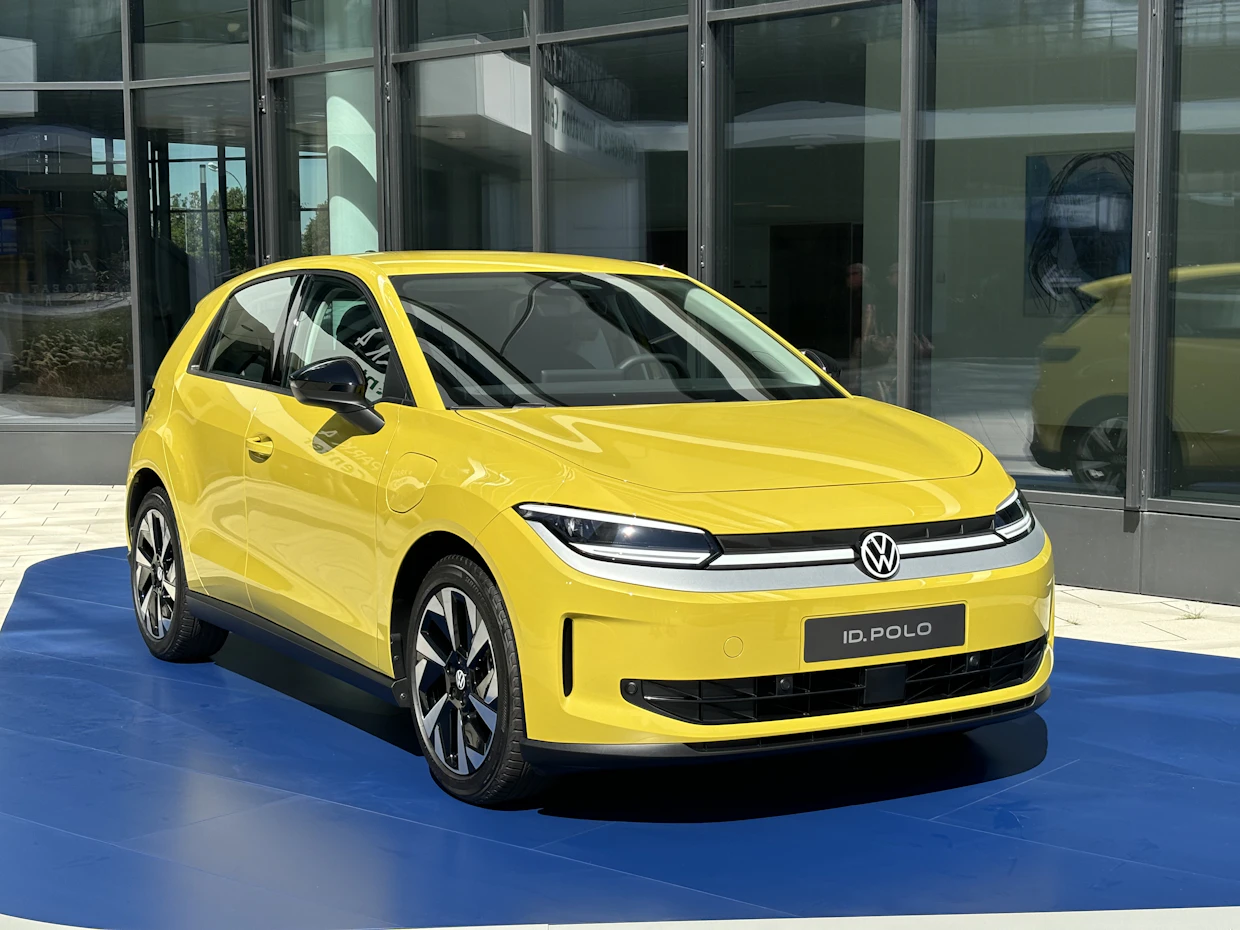 Pirteät värit sopivat pieneen autoon. Auton saa keltaisena ilman lisähintaa.