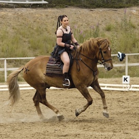 Sari Kuure sonnustautui Naissoturiksi ja voitti hevosensa Kihin Sisun kanssa Teräsbetonin tahtiin Kajaanin Lady meetingin kür-luokan vuonna 2009.