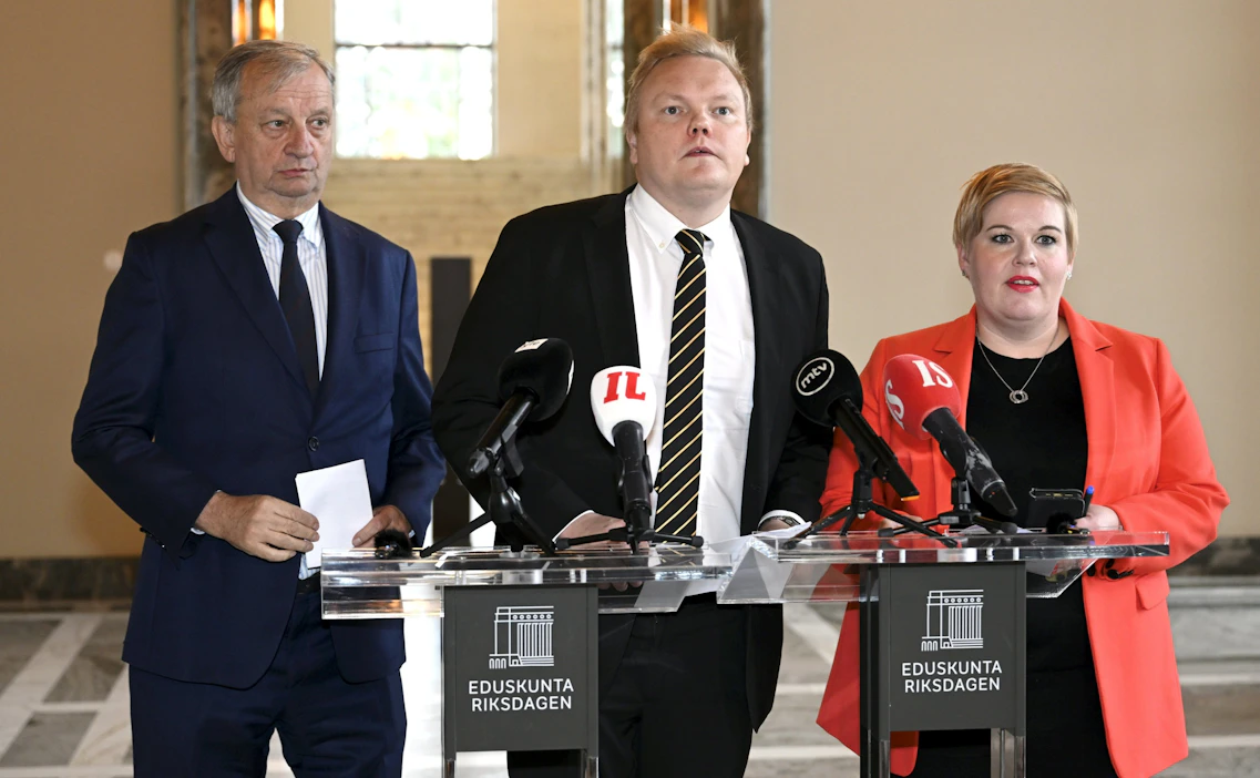 Liike Nytin puheenjohtaja Harry Harkimo (vas.) sekä Keskustan eduskuntaryhmän puheenjohtaja Antti Kurvinen ja puolueen puheenjohtaja Annika Saarikko kertoivat välikysymyksen jättämisestä. LEHTIKUVA / Heikki Saukkomaa.
