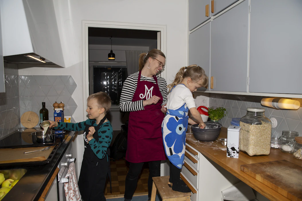 Emmi Tuovinen otti lapset Nuutin ja Selman mukaan leivontapuuhiin, kun nämä ylsivät pöydälle jakkaran päältä.