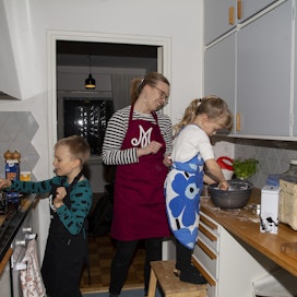 Emmi Tuovinen otti lapset Nuutin ja Selman mukaan leivontapuuhiin, kun nämä ylsivät pöydälle jakkaran päältä.