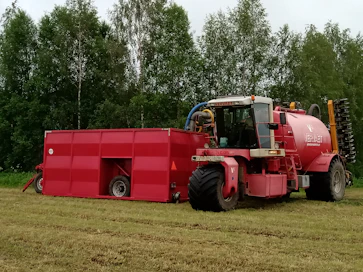 Riittävän suureen konttiin ajo nopeuttaa levitystyötä merkittävästi, kun levittimen ei tarvitse odotella täydennystä.