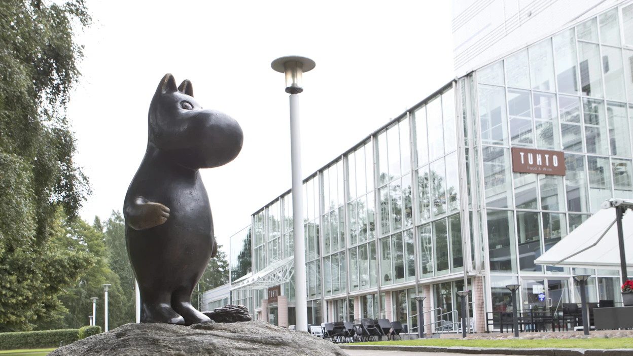 Edes Tampere-talon edustalla kököttävä Muumipeikko ei ole säästynyt ilkivallalta.