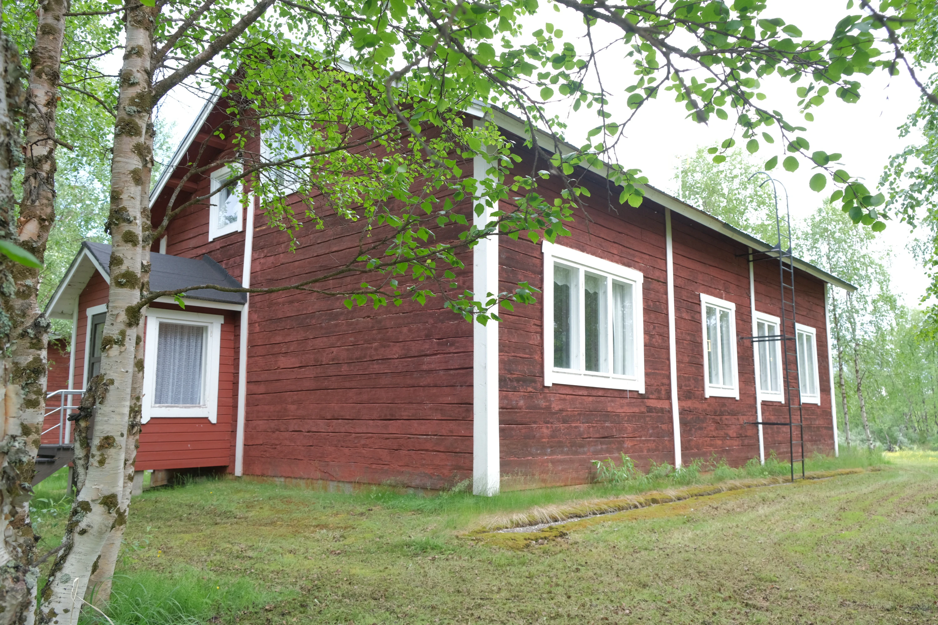 Mökki oli alun perin VR:n asemarakennus, joka siirrettiin erämaahan Kemin ja Rovaniemen väliltä 1980-luvulla. Siinä oli lautavuoraus, mutta hirret haluttiin jättää näkyviin ulkona ja sisällä. Ikkunat ja ovet ovat alkuperäisiä.