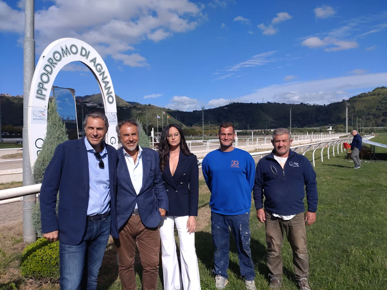 Agnanon raviradan toimitusjohtaja Pier Luigi D’Angelo (toinen vasemmalta), vasemmalla veljensä Luca, radan urheilujohtaja sekä muuta radan henkilökuntaa Lotteria-lauantaina 2022.