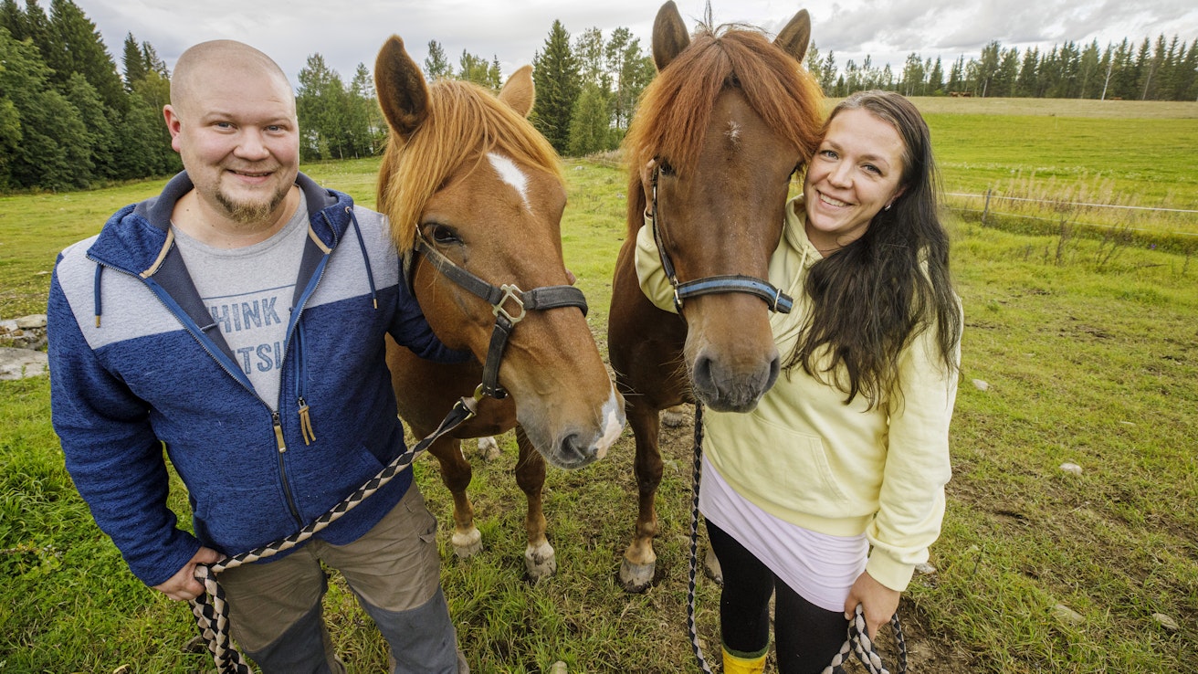Neljän vuoden takaisessa kuvassa Tomi ja Eveliina Mönkkönen esittelevät hevosia. Tuhina ei tässä kuvassa ole.