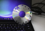 CD-levy, jonka piti olla ikuinen tallennusväline, on hajonnut omia aikojaan. Säilytys kosteassa varastossa on nopeuttanut prosessia.