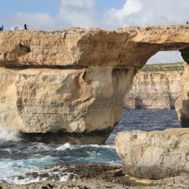 Maltalla sijainnut Sininen ikkuna on nähty muun muassa suositussa Game of Thrones -sarjassa. Kuva on otettu keväällä 2014, luonnon muovaama holvikaari romahti kolme vuotta myöhemmin.