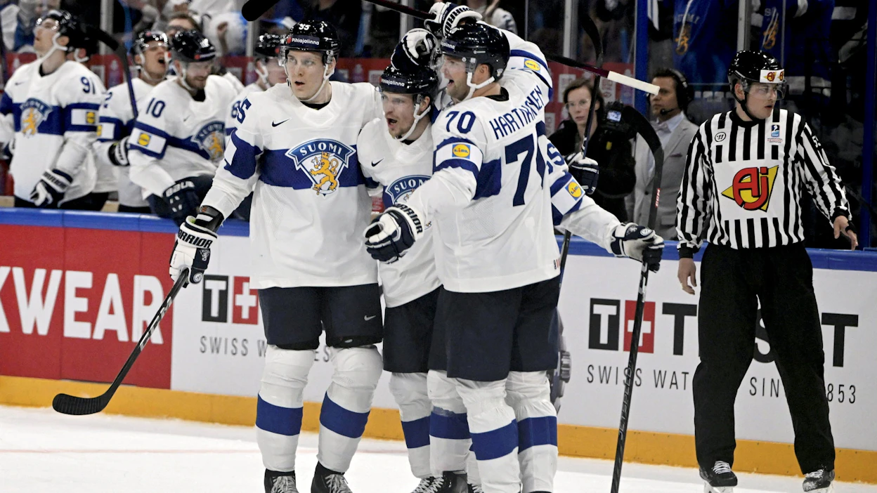 Leijonat on aiemmissa MM-peleissään Tampereella hävinnyt Yhdysvalloille 1–4 ja voittanut Saksan 4–3. Kuvassa juhlitaan voittomaalia Saksa-ottelussa. LEHTIKUVA / Antti Aimo-Koivisto.