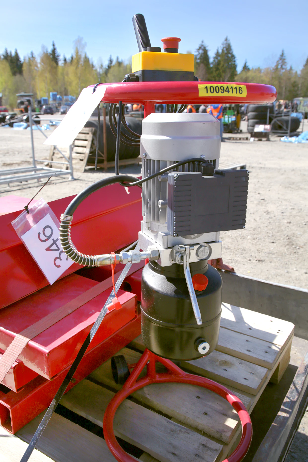 Erillisen hydraulikoneikon perusteella Lilja selvitti nostimen kokoluokan ja hintatason markkinoilla.