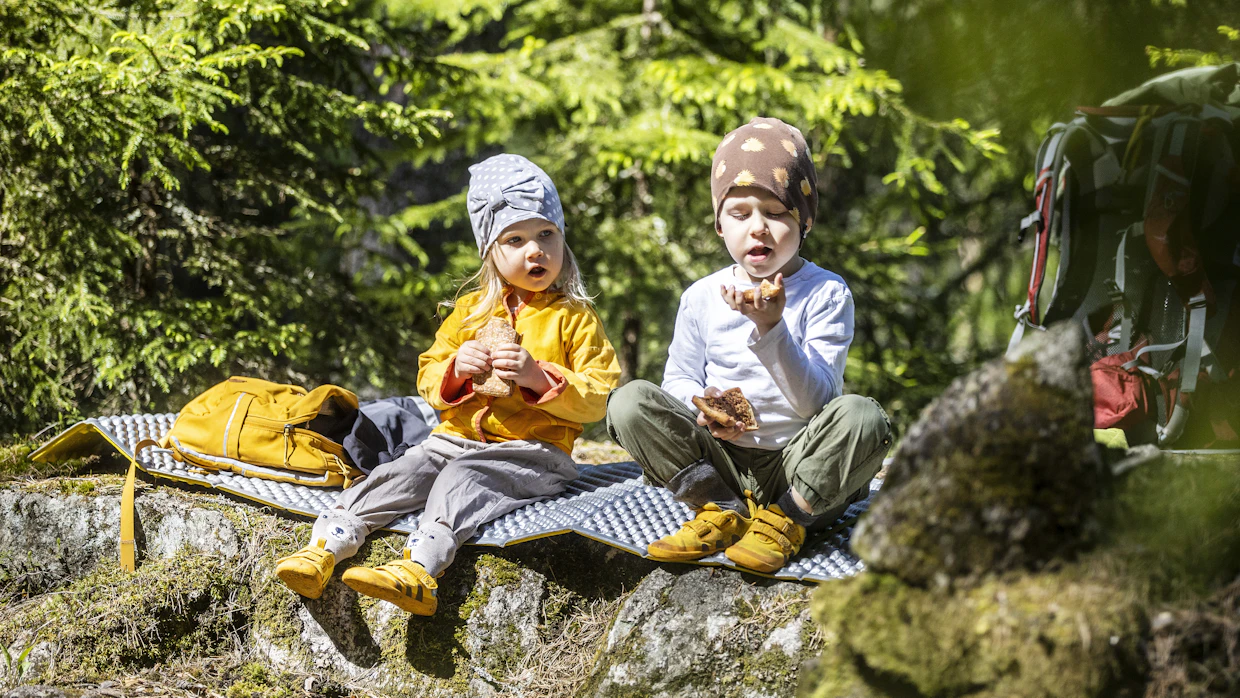 Pienten lasten kanssa retkeillessä evästauko kannattaa pitää esimerkiksi polun varressa kaukana rannasta. Voileivät ovat osoittautuneet Vuohensillan perheessä helpoksi ja maistuvaksi retkievääksi.