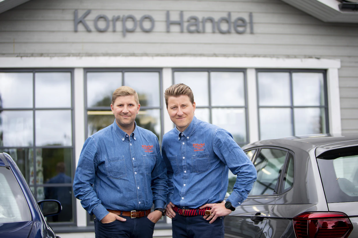 K-Market Nagun kauppias Mikael Eklund (vas.) asuu Paraisilla ja K-Market Korpo Handelin kauppias Kristian Eklund Nauvossa. Veljekset jatkavat isänsä jalanjäljissä kauppiaina.