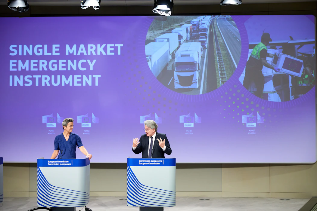 Komission varapuheenjohtaja, tanskalainen Margarethe Vestager (vas.) ja ranskalainen sisämarkkinakomissaari Thierry Bretton julkistivat esityksen uudesta sisämarkkinoiden hätäinstrumentista viikko sitten Brysselissä.