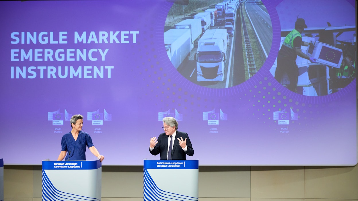Komission varapuheenjohtaja, tanskalainen Margarethe Vestager (vas.) ja ranskalainen sisämarkkinakomissaari Thierry Bretton julkistivat esityksen uudesta sisämarkkinoiden hätäinstrumentista viikko sitten Brysselissä.