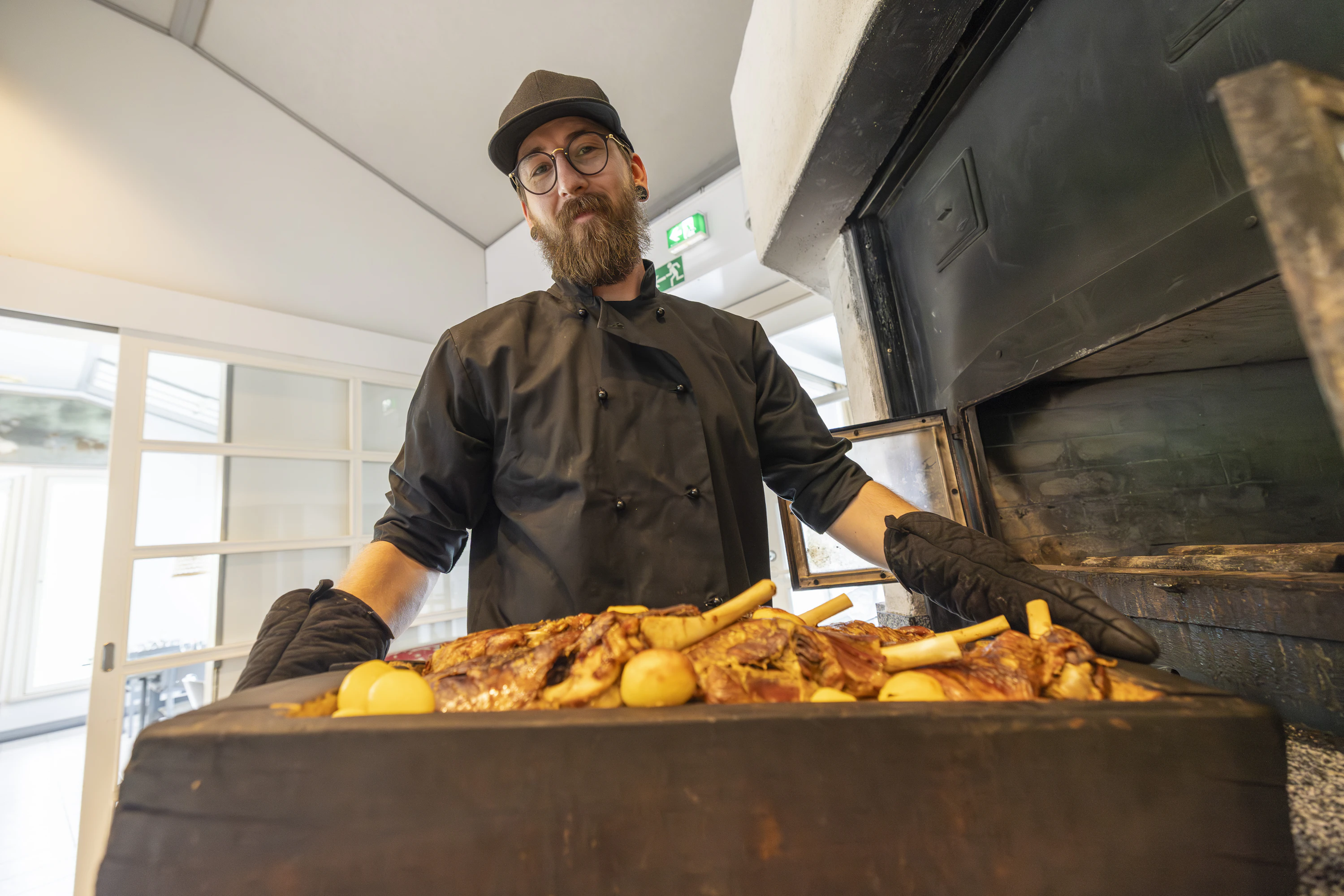 Särä on perinneruoka, joka on valmistettu lampaasta ja perunasta. Ruoka valmistetaan leivinuunissa.