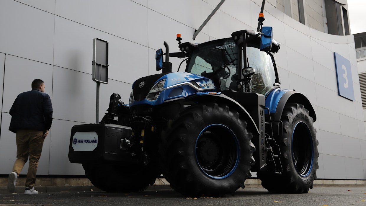 New Holland laajentaa paineistettua kaasua polttoaineenaan käyttävien metaanitraktoreidensa valikoimaa asiakkaiden toiveiden perusteella. Lisäksi valmistaja esitteli kuvan nesteytettyä kaasua polttoaineenaan käyttävän 270-hevosvoimaisen traktorin prototyypin, joka on kehitetty yhteistyössä Bennamannin kanssa. Valmistajan mukaan kyytiin mahtuu neljä kertaa enemmän kaasua kuin nykyiseen T6.180 Methane Power -traktoriin.