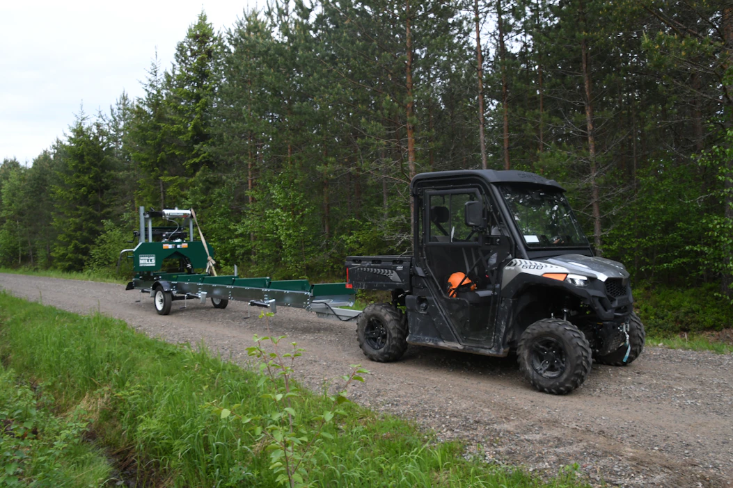 CFMoto UForce 600 vetää tukkivannesahaa seuraavaan työkohteeseen.