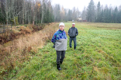 Merja ja Jarmo Maaniitun pelloille tulvii välillä vettä, koska lähellä olevan leirintäalueen lampia on padottu.