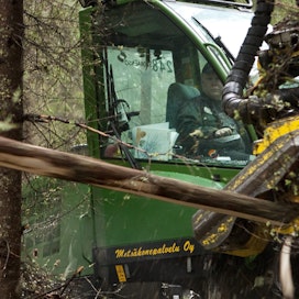 Metsäkonepalvelun kalustoon kuuluu noin sata metsäkonetta ja se työllistää noin 160 työntekijää.