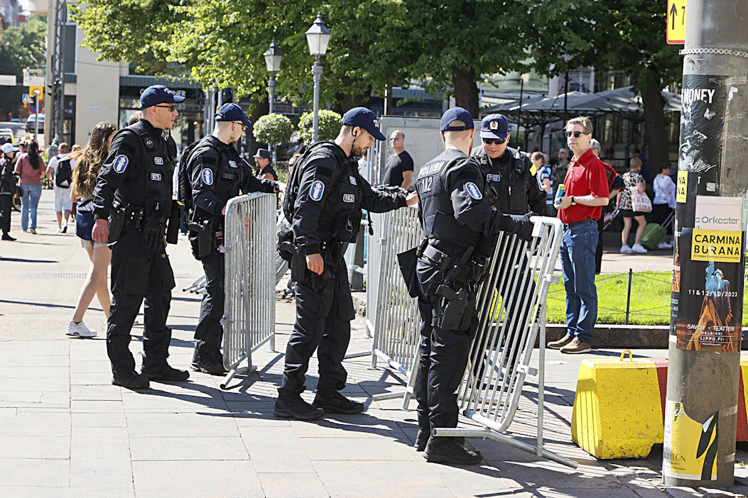 Yhdysvaltain presidentin Suomen vierailun vuoksi maakunnista käskettiin poliiseja Helsinkiin.