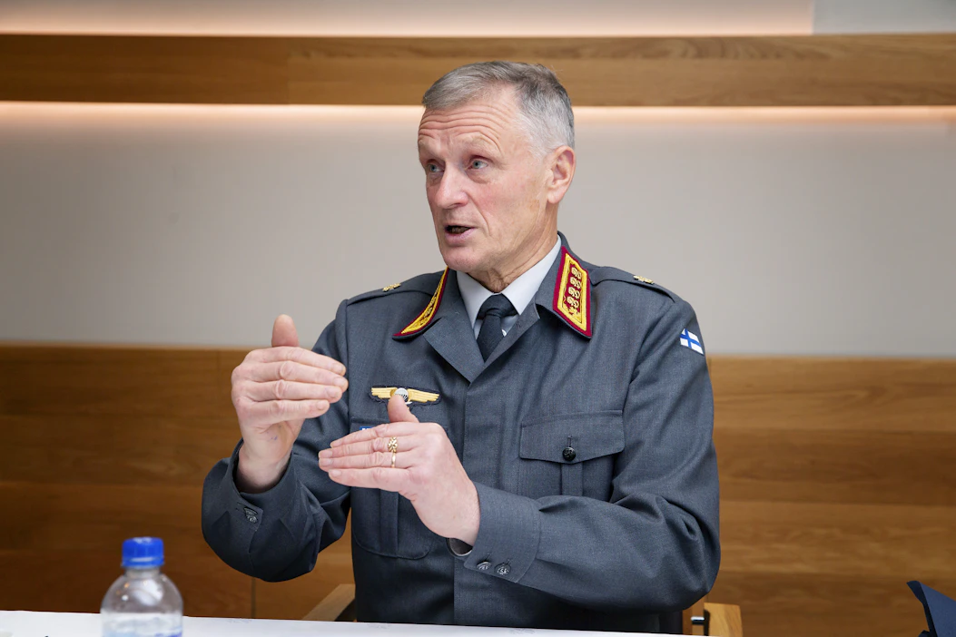 Puolustusvoimain komentaja Timo Kivinen kertoo, että nuorten ikäluokat ovat 2030-luvulle saakka riittävän suuria armeijan tarpeisiin.