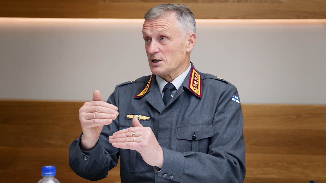 Puolustusvoimain komentaja Timo Kivinen kertoo, että nuorten ikäluokat ovat 2030-luvulle saakka riittävän suuria armeijan tarpeisiin.