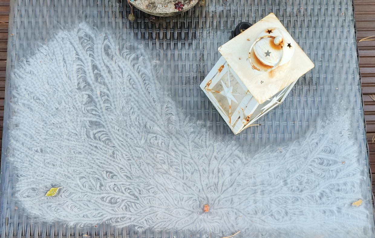 ”Kaunein näkemäni kuurataideteos. Sattui vielä niin, että kuvio tuli terassin pöydän pinnalle syntymäpäivänäni”, Marjo Mäntyniemi ihailee.