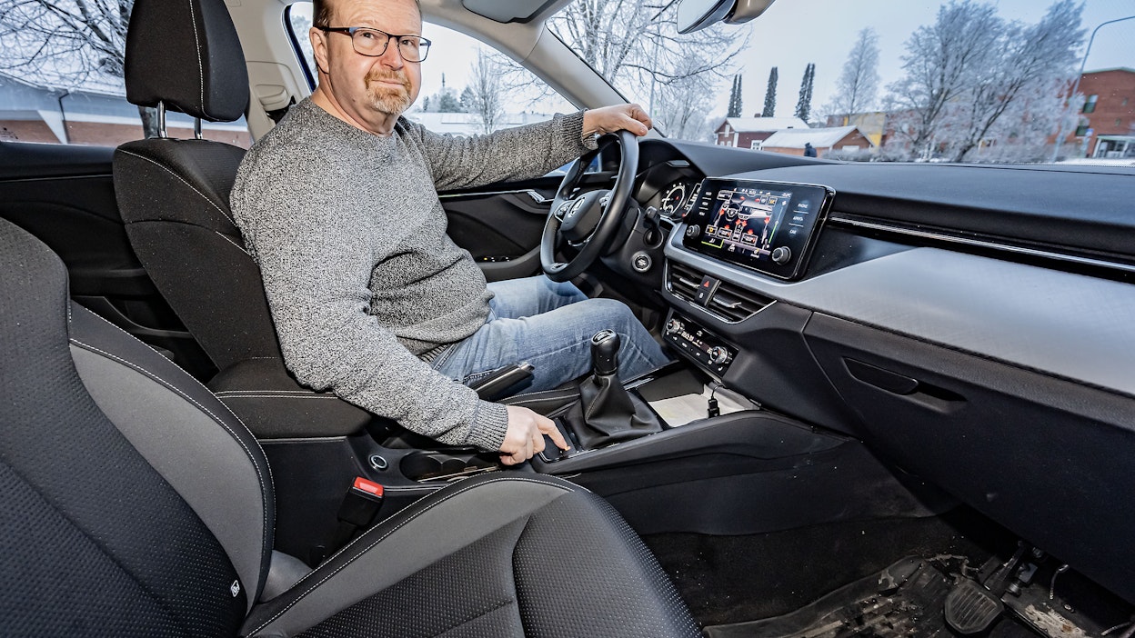 Kauhavan ajokoulutuksen toimitusjohtaja Timo Suominen on huolissaan Traficomin ratkaisusta lakkauttaa läjäpäin tutkinto- ja lupapalveluiden toimipisteitä maaseudulta.