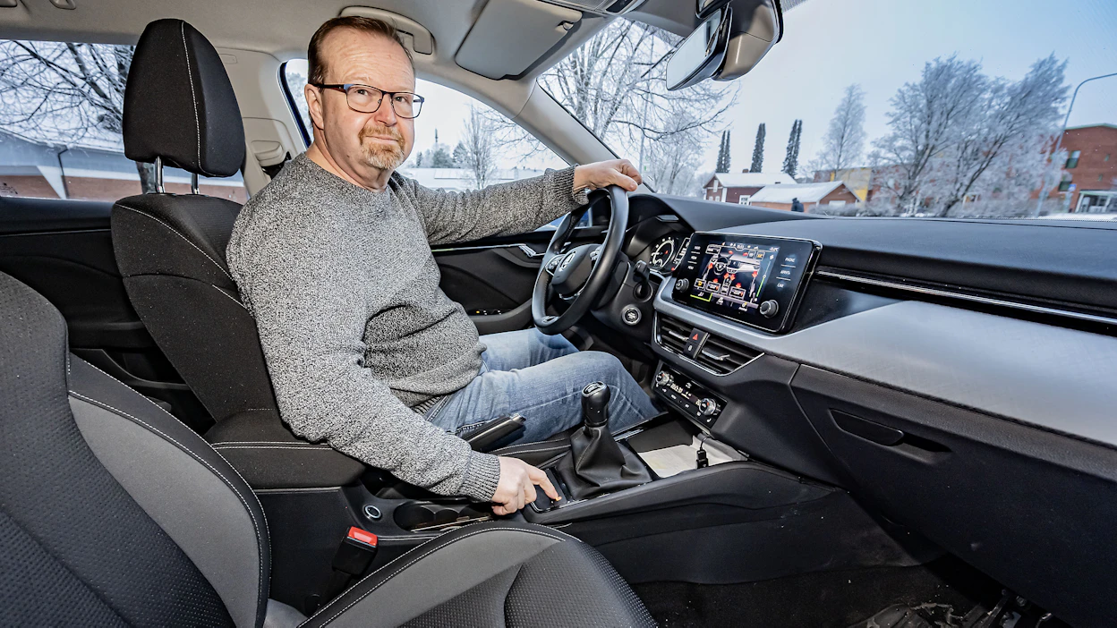 Kauhavan ajokoulutuksen toimitusjohtaja Timo Suominen on huolissaan Traficomin ratkaisusta lakkauttaa läjäpäin tutkinto- ja lupapalveluiden toimipisteitä maaseudulta.
