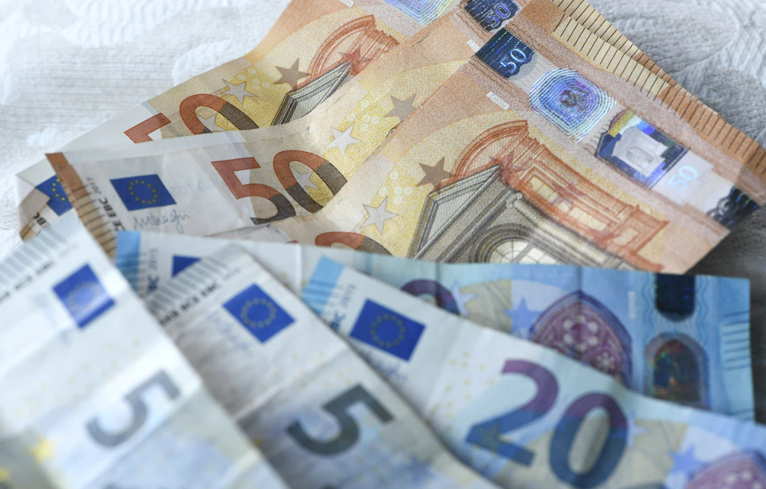 Myönteinen suhtautuminen euroon näyttää olevan tiiviisti kytköksissä siihen, miten vastaaja suhtautuu EU-jäsenyyteen. LEHTIKUVA / HEIKKI SAUKKOMAA.